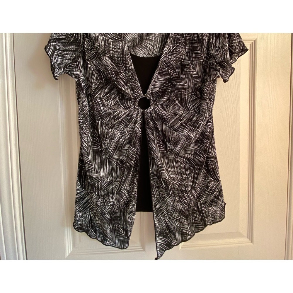 BRITTANY BLACK TOP. SIZE L. SHORT SLEEVE. BLACK AND WHITE PRINT CRINKLE FABRIC